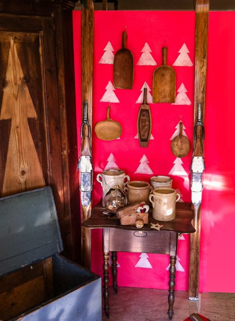 sci vintage in legno, sessole e stampi per burro in legno, vasi in terracotta maiolica antichi, cassone portalegna