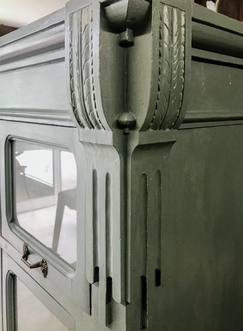 Dettaglio di mobile dispensa liberty decò con cassetti in legno dipinto, grigio-azzurro carta da zucchero, pastaia antica originale