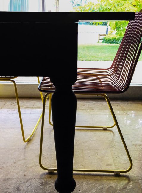 dettaglio di tavolo da pranzo in ciliegio fine Ottocento con gambe tornite a fiaschetta, sedia Baiadera di G.Cutello per Equilibri-furniture