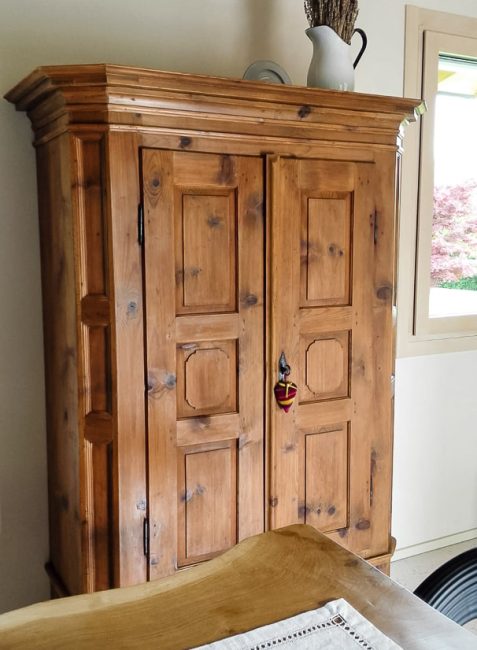 Armadio antico ottocentesco in legno di abete naturale bugnato, bellunese scantonato